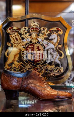 John Lobb maßgeschneiderter Buchmacher mit königlichem Durchsuchungsbefehl St. James’s Street, London Stockfoto