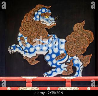 Blaues, weißes und goldenes Drachengemälde an der Seite des Kunozan Toshogu-Schreins, gewidmet dem Tokugawa Ieyasu in Shizuoka, Japan am 25. September 202 Stockfoto