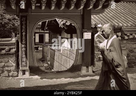 Mönch im Songgwangsa Zen buddhismus Tempel in Süd-Jeolla Provinz, Südkorea. Stockfoto