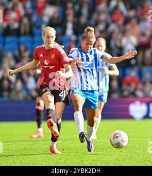 Brighton UK 19. Oktober 2024 - Millie Turner von Manchester United auf der rechten Seite neben Nikita Parris aus Brighton während des Barclays Women's Super League Fußballspiels zwischen Brighton & Hove Albion und Manchester United im American Express Stadium , Brighton : Credit Simon Dack /TPI/ Alamy Live News Stockfoto