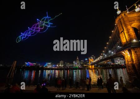 Cincinnati, Oh, Usa. Oktober 2024. Zuschauer sehen die Drohnen-Lichtshow beim Blink Art and Light Festival 2024 in Cincinnati, Ohio, am 18. Oktober 2024. (Foto: Jason Whitman/NurPhoto) Credit: NurPhoto SRL/Alamy Live News Stockfoto