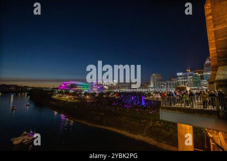 Cincinnati, Oh, Usa. Oktober 2024. Das Paycor Stadium wird während des Blink Art and Light Festival 2024 in Cincinnati, Ohio, am 18. Oktober 2024 in Neon beleuchtet. (Foto: Jason Whitman/NurPhoto) Credit: NurPhoto SRL/Alamy Live News Stockfoto