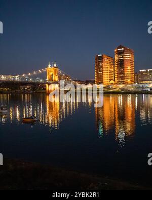 Cincinnati, Oh, Usa. Oktober 2024. Ein Blick auf die Skyline von Covington in Kentucky ist von der Cincinnati-Seite des Ohio River während des Blink Art and Light Festivals in Cincinnati, Ohio, am 18. Oktober 2024 zu sehen. (Foto: Jason Whitman/NurPhoto) Credit: NurPhoto SRL/Alamy Live News Stockfoto