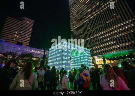 Cincinnati, Oh, Usa. Oktober 2024. Zuschauer werden während einer Lichtausstellung beim Blink Art and Light Festival 2024 in Cincinnati, Ohio, am 18. Oktober 2024 gesehen. (Foto: Jason Whitman/NurPhoto) Credit: NurPhoto SRL/Alamy Live News Stockfoto