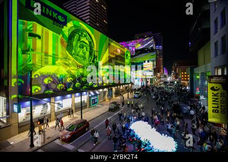 Cincinnati, Oh, Usa. Oktober 2024. Zuschauer werden während einer Lichtausstellung beim Blink Art and Light Festival 2024 in Cincinnati, Ohio, am 18. Oktober 2024 gesehen. (Foto: Jason Whitman/NurPhoto) Credit: NurPhoto SRL/Alamy Live News Stockfoto