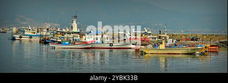 Fischerboote in Namhaedo oder Namhae Island, an der Südküste der südkoreanischen Provinz Gyeongsang. Es ist die fünftgrößte Insel Südkoreas. Stockfoto