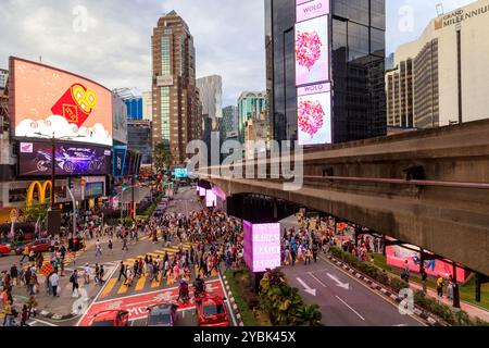 Kuala Lumpur, Malaysia - 10. Februar 2024: Bukit Bintang ist bekannt für Jalan Bukit Bintang, eine geschäftige Durchgangsstraße mit gehobenen Einkaufszentren und luxuriöser Mode bo Stockfoto