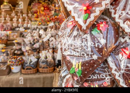 Lebkuchenherzen auf dem Weihnachtsmarkt in Krakau, Polen. Stockfoto