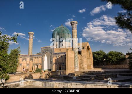 Portal und Kuppel des Gur Amir Mausoleums in Samarkand - Usbekistan Stockfoto