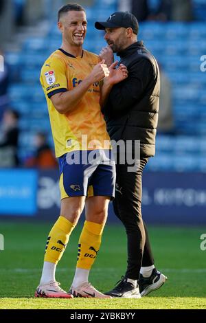 Derby County-Manager Paul Warne (rechts) mit Jerry Yates von Derby County nach dem Sky Bet Championship-Spiel in den, London. Bilddatum: Samstag, 19. Oktober 2024. Stockfoto