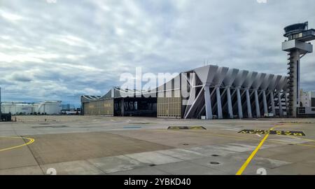 Frankfurt, Deutschland - 29. September 2024: Ein großer technischer Hangar der Lufthansa Airline am Frankfurter Flughafen Stockfoto