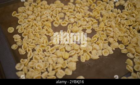 Authentische, frisch zubereitete Orecchiette-Pasta, die im Freien in bari, apulien, italien trocknet, mit traditioneller italienischer Esskultur. Stockfoto