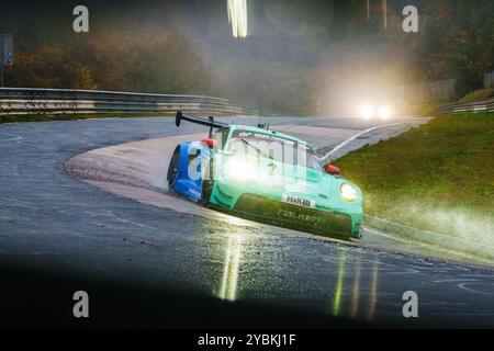 Nürburgring, Deutschland. Oktober 2024. 19.10.2024 Nürburgring Langstrecken Serie (NLS) Rennen 5, Nürburgring, Deutschland, Bild: #4 Falken Motorsport, Joel Eriksson und Tim Heinemann im Porsche 911 GT3 R Credit: Robin Huth/Alamy Live News Stockfoto