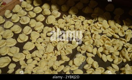 Nahaufnahme der traditionellen Orecchiette-Pasta, die im Freien in bari, apulien, italien trocknet, mit authentischer italienischer Küche in einer ländlichen Umgebung Stockfoto