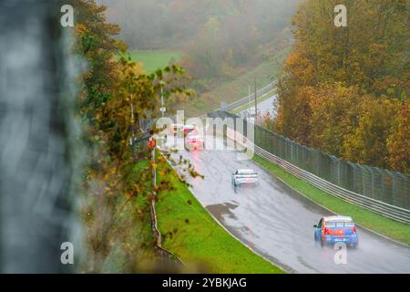 Nürburgring, Deutschland. Oktober 2024. 19.10.2024 Nürburgring Langstrecken Serie (NLS) Rennen 5, Nürburgring, Deutschland, Foto: Hocheichen im Regen Credit: Robin Huth/Alamy Live News Stockfoto