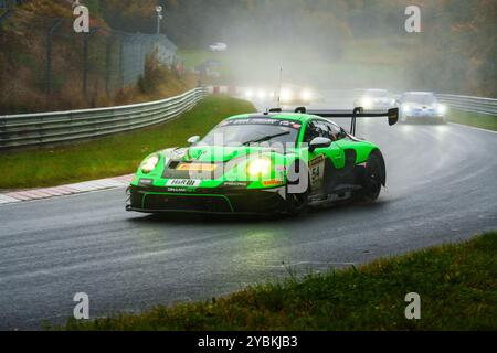 Nürburgring, Deutschland. Oktober 2024. 19/2024 Nürburgring Endurance Series (NLS) Rennen 5, Nürburgring, Deutschland, Bild: #54 Dinamic GT, Adrien de Leener und Mathieu Jaminet im Porsche 911 GT3 R Credit: Robin Huth/Alamy Live News Stockfoto