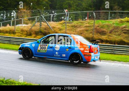 Nürburgring, Deutschland. Oktober 2024. 19.10.2024 Nürburgring Langstrecken Serie (NLS) Rennen 5, Nürburgring, Deutschland, Bild: #300 Oliver Kriese und Maximilian und Gregor Strack in der Dacia Logan Credit: Robin Huth/Alamy Live News Stockfoto