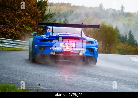 Nürburgring, Deutschland. Oktober 2024. 19/2024 Nürburgring Endurance Series (NLS) Rennen 5, Nürburgring, Deutschland, Bild: #3 Falken Motorsport, Klaus Bachler und Alessio Picariell im Porsche 911 GT3 R Credit: Robin Huth/Alamy Live News Stockfoto