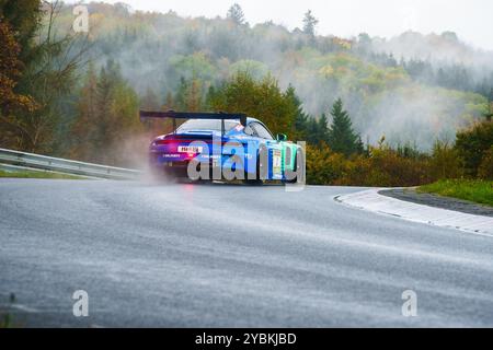 Nürburgring, Deutschland. Oktober 2024. 19/2024 Nürburgring Endurance Series (NLS) Rennen 5, Nürburgring, Deutschland, Bild: #3 Falken Motorsport, Klaus Bachler und Alessio Picariell im Porsche 911 GT3 R Credit: Robin Huth/Alamy Live News Stockfoto