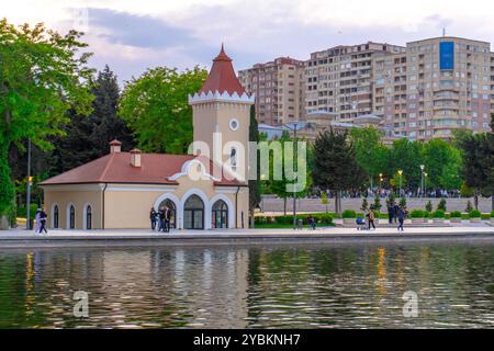 Faszinierender Sonnenuntergang Im Dada Gorgud Park. Baku, Aserbaidschan. Stockfoto