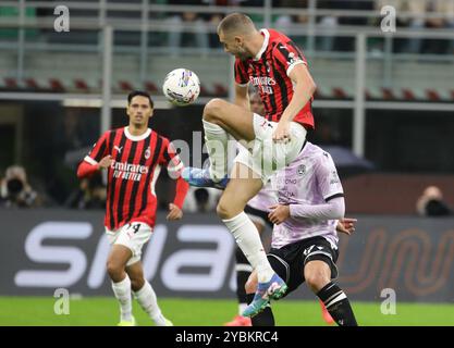 Mailand, Italien. Oktober 2024. AC Milan'. Strahinja Pavlović während des Fußballspiels der Serie A zwischen Mailand und Udinese im San Siro Stadion in Mailand, Norditalien - Samstag, 19. Oktober 2024. Sport - Fußball . (Foto: Alberto Mariani/Lapresse) Credit: LaPresse/Alamy Live News Stockfoto