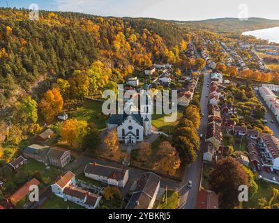 Gränna Kirche in Schweden, Herbstfarben, bei Sonnenuntergang, aus der Luft. Wunderschöne kleine schwedische Stadt. Stockfoto