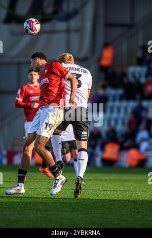 Marcus Dackers und Dean Lewington von Milton Keynes Dons für den Ball während des Spiels der Sky Bet League 2 zwischen Morecambe und MK Dons im Mazuma Stadium, Morecambe, am Samstag, den 19. Oktober 2024. (Foto: Ian Charles | MI News) Credit: MI News & Sport /Alamy Live News Stockfoto