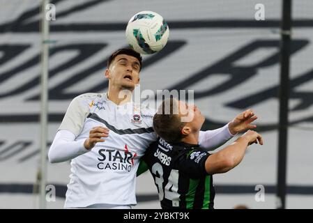 Brügge, Belgien. Oktober 2024. Dender's Lennard Hens und Cercle's Thibo Somers kämpfen um den Ball während eines Fußballspiels zwischen Cercle Brugge und FCV Dender EH am Samstag, den 19. Oktober 2024 in Brügge, am 11. Tag der ersten Liga der Jupiler Pro League 2024-2025. BELGA FOTO KURT DESPLENTER Credit: Belga Nachrichtenagentur/Alamy Live News Stockfoto