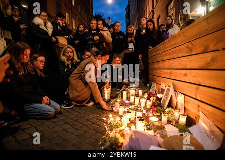 Stockholm, Schweden. Oktober 2024. STOCKHOLM, SCHWEDEN 20241019Fans treffen sich zu einer Mahnwache mit Blumen und Kerzen, um der britischen Sängerin Liam Payne, dem ehemaligen Mitglied der britischen Popband One Direction, zu Tribut zu zollen, vor dem Musikstudio, wo ein Regie ihre ersten beiden Alben aufnahm. Am 19. Oktober 2024 in Stockholm, Schweden. Payne starb am Mittwoch, nachdem er vom Balkon seines Zimmers im Casa Sur Hotel im Zentrum von Buenos Aires gefallen war. Foto: Mikaela Landeström/TT/Code 12160 Credit: TT News Agency/Alamy Live News Stockfoto