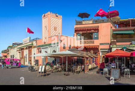 Marrakesch, Marokko - 18. Februar 2024: Menschen in Restaurants und Cafés am Jemaa el-Fnaa, dem berühmten Platz im Medina-Viertel. Stockfoto