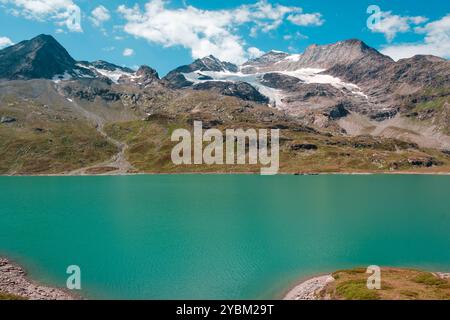 Blick auf den Lago Bianco und den Gletscher Vadret dal Cambrena im Bergmassiv Bernina vom Berninapass in den Schweizer Alpen. Kanton Graubünden, Schweiz Stockfoto