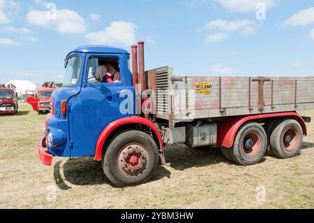 Ein rot-blauer Albion Truck, der 2005 bei der Ackworth Classic Vehicle Rally in West Yorkshire, Großbritannien, fuhr Stockfoto