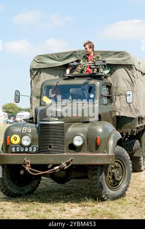 Bei der Ackworth Classic Vehicle Rally in West Yorkshire im Jahr 2005 fährt ein militärischer Lkw um den Ring Stockfoto