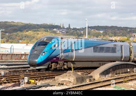 TransPennine Trains Limited (TPE) ist ein britisches Zugunternehmen, das seit Mai 2023 im Franchise-Bereich von TransPennine Express im Personenverkehr tätig ist. Sie betreibt regionale und überstädtische Eisenbahnverbindungen zwischen den größeren Städten Nordenglands und Schottlands. Das Unternehmen, das sich in Staatsbesitz befindet, wurde aufgrund schlechter Leistungen des früheren kommerziellen Betreibers, auch TransPennine Express genannt, gegründet. Sie hat das rollende Material, den Personenverkehr und das Branding übernommen. Stockfoto