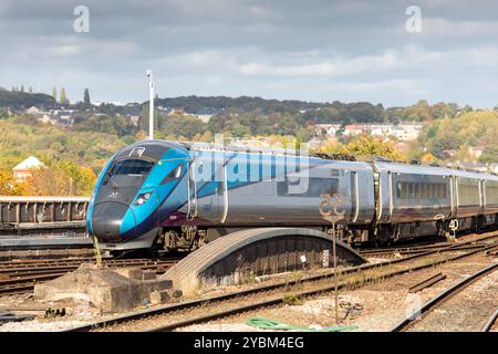 TransPennine Trains Limited (TPE) ist ein britisches Zugunternehmen, das seit Mai 2023 im Franchise-Bereich von TransPennine Express im Personenverkehr tätig ist. Sie betreibt regionale und überstädtische Eisenbahnverbindungen zwischen den größeren Städten Nordenglands und Schottlands. Das Unternehmen, das sich in Staatsbesitz befindet, wurde aufgrund schlechter Leistungen des früheren kommerziellen Betreibers, auch TransPennine Express genannt, gegründet. Sie hat das rollende Material, den Personenverkehr und das Branding übernommen. Stockfoto