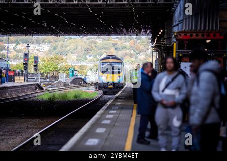 TransPennine Trains Limited (TPE) ist ein britisches Zugunternehmen, das seit Mai 2023 im Franchise-Bereich von TransPennine Express im Personenverkehr tätig ist. Sie betreibt regionale und überstädtische Eisenbahnverbindungen zwischen den größeren Städten Nordenglands und Schottlands. Das Unternehmen, das sich in Staatsbesitz befindet, wurde aufgrund schlechter Leistungen des früheren kommerziellen Betreibers, auch TransPennine Express genannt, gegründet. Sie hat das rollende Material, den Personenverkehr und das Branding übernommen. Stockfoto