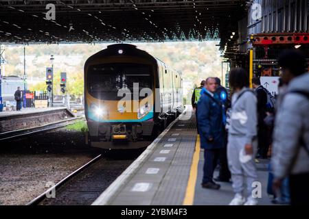 TransPennine Trains Limited (TPE) ist ein britisches Zugunternehmen, das seit Mai 2023 im Franchise-Bereich von TransPennine Express im Personenverkehr tätig ist. Sie betreibt regionale und überstädtische Eisenbahnverbindungen zwischen den größeren Städten Nordenglands und Schottlands. Das Unternehmen, das sich in Staatsbesitz befindet, wurde aufgrund schlechter Leistungen des früheren kommerziellen Betreibers, auch TransPennine Express genannt, gegründet. Sie hat das rollende Material, den Personenverkehr und das Branding übernommen. Stockfoto