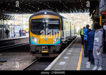 TransPennine Trains Limited (TPE) ist ein britisches Zugunternehmen, das seit Mai 2023 im Franchise-Bereich von TransPennine Express im Personenverkehr tätig ist. Sie betreibt regionale und überstädtische Eisenbahnverbindungen zwischen den größeren Städten Nordenglands und Schottlands. Das Unternehmen, das sich in Staatsbesitz befindet, wurde aufgrund schlechter Leistungen des früheren kommerziellen Betreibers, auch TransPennine Express genannt, gegründet. Sie hat das rollende Material, den Personenverkehr und das Branding übernommen. Stockfoto