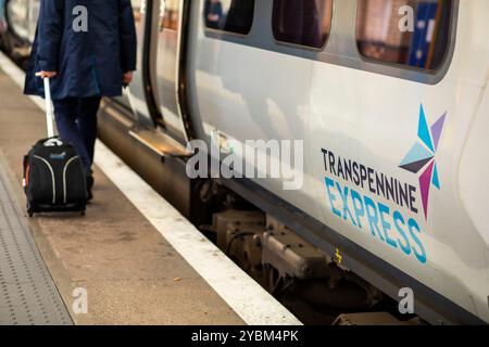 TransPennine Trains Limited (TPE) ist ein britisches Zugunternehmen, das seit Mai 2023 im Franchise-Bereich von TransPennine Express im Personenverkehr tätig ist. Sie betreibt regionale und überstädtische Eisenbahnverbindungen zwischen den größeren Städten Nordenglands und Schottlands. Das Unternehmen, das sich in Staatsbesitz befindet, wurde aufgrund schlechter Leistungen des früheren kommerziellen Betreibers, auch TransPennine Express genannt, gegründet. Sie hat das rollende Material, den Personenverkehr und das Branding übernommen. Stockfoto