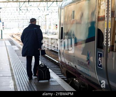 TransPennine Trains Limited (TPE) ist ein britisches Zugunternehmen, das seit Mai 2023 im Franchise-Bereich von TransPennine Express im Personenverkehr tätig ist. Sie betreibt regionale und überstädtische Eisenbahnverbindungen zwischen den größeren Städten Nordenglands und Schottlands. Das Unternehmen, das sich in Staatsbesitz befindet, wurde aufgrund schlechter Leistungen des früheren kommerziellen Betreibers, auch TransPennine Express genannt, gegründet. Sie hat das rollende Material, den Personenverkehr und das Branding übernommen. Stockfoto