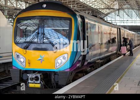 TransPennine Trains Limited (TPE) ist ein britisches Zugunternehmen, das seit Mai 2023 im Franchise-Bereich von TransPennine Express im Personenverkehr tätig ist. Sie betreibt regionale und überstädtische Eisenbahnverbindungen zwischen den größeren Städten Nordenglands und Schottlands. Das Unternehmen, das sich in Staatsbesitz befindet, wurde aufgrund schlechter Leistungen des früheren kommerziellen Betreibers, auch TransPennine Express genannt, gegründet. Sie hat das rollende Material, den Personenverkehr und das Branding übernommen. Stockfoto