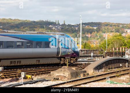 TransPennine Trains Limited (TPE) ist ein britisches Zugunternehmen, das seit Mai 2023 im Franchise-Bereich von TransPennine Express im Personenverkehr tätig ist. Sie betreibt regionale und überstädtische Eisenbahnverbindungen zwischen den größeren Städten Nordenglands und Schottlands. Das Unternehmen, das sich in Staatsbesitz befindet, wurde aufgrund schlechter Leistungen des früheren kommerziellen Betreibers, auch TransPennine Express genannt, gegründet. Sie hat das rollende Material, den Personenverkehr und das Branding übernommen. Stockfoto