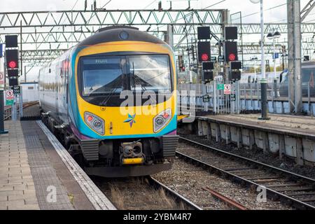 TransPennine Trains Limited (TPE) ist ein britisches Zugunternehmen, das seit Mai 2023 im Franchise-Bereich von TransPennine Express im Personenverkehr tätig ist. Sie betreibt regionale und überstädtische Eisenbahnverbindungen zwischen den größeren Städten Nordenglands und Schottlands. Das Unternehmen, das sich in Staatsbesitz befindet, wurde aufgrund schlechter Leistungen des früheren kommerziellen Betreibers, auch TransPennine Express genannt, gegründet. Sie hat das rollende Material, den Personenverkehr und das Branding übernommen. Stockfoto