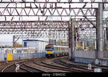 TransPennine Trains Limited (TPE) ist ein britisches Zugunternehmen, das seit Mai 2023 im Franchise-Bereich von TransPennine Express im Personenverkehr tätig ist. Sie betreibt regionale und überstädtische Eisenbahnverbindungen zwischen den größeren Städten Nordenglands und Schottlands. Das Unternehmen, das sich in Staatsbesitz befindet, wurde aufgrund schlechter Leistungen des früheren kommerziellen Betreibers, auch TransPennine Express genannt, gegründet. Sie hat das rollende Material, den Personenverkehr und das Branding übernommen. Stockfoto