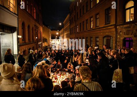 Stockholm, Schweden. Oktober 2024. STOCKHOLM, SCHWEDEN 20241019Fans treffen sich zu einer Mahnwache mit Blumen und Kerzen, um der britischen Sängerin Liam Payne, dem ehemaligen Mitglied der britischen Popband One Direction, zu Tribut zu zollen, vor dem Musikstudio, wo ein Regie ihre ersten beiden Alben aufnahm. Am 19. Oktober 2024 in Stockholm, Schweden. Payne starb am Mittwoch, nachdem er vom Balkon seines Zimmers im Casa Sur Hotel im Zentrum von Buenos Aires gefallen war. Foto: Mikaela Landeström/TT/Code 12160 Credit: TT News Agency/Alamy Live News Stockfoto