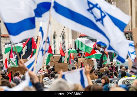 Pro-Palästina-Demo und Pro-Israel-Gegendemo treffen an der Universität aufeinander, Demonstrierende mit Fahnen und Transparenten, München, 19. Oktober 2024 Deutschland, München, 19. Oktober 2024 Pro-Palästina-Demo zieht durch die Ludwigstraße, im Vordergrund konfrontiert von einer Pro-Israel-Gegendemo, israelische und palästinensische Flaggen, der Pro-Palästina Demozug startete vom Palästina-Protestcamp vor der Ludwig-Maximilians-Universität, ca. 1,000 Teilnehmer, meist Studierende, ziehen durch die Innenstadt am Samstagnachmittag, Demo organisiert vom Palästina-Camp, Protest gegen die deutsche Unte Stockfoto