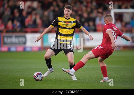 Accrington am Samstag, den 19. Oktober 2024. Barrow's Rory Feely in Aktion mit Accrington Stanley's Jake Batty während des Spiels der Sky Bet League 2 zwischen Accrington Stanley und Barrow im Wham Stadium, Accrington am Samstag, den 19. Oktober 2024. (Foto: Ian Allington | MI News) Credit: MI News & Sport /Alamy Live News Stockfoto