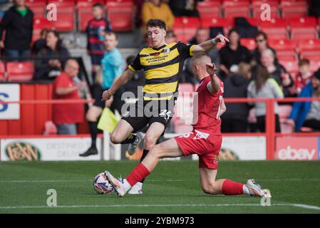 Accrington am Samstag, den 19. Oktober 2024. Barrow's Rory Feely in Aktion mit Accrington Stanley's Jake Batty während des Spiels der Sky Bet League 2 zwischen Accrington Stanley und Barrow im Wham Stadium, Accrington am Samstag, den 19. Oktober 2024. (Foto: Ian Allington | MI News) Credit: MI News & Sport /Alamy Live News Stockfoto