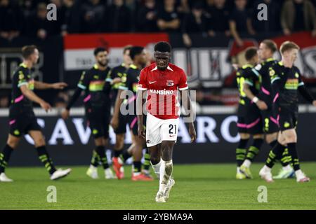 ALKMAAR - Ernest Poku von AZ Alkmaar Enttäuschung nach dem 0-2 während des niederländischen Eredivisie-Spiels zwischen AZ Alkmaar und PSV Eindhoven im AFAS-Stadion am 19. Oktober 2024 in Alkmaar, Niederlande. ANP MAURICE VAN STEEN Stockfoto