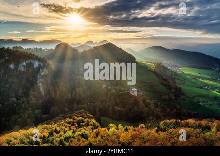 Die berühmte Ruine Gilgenberg in Zullwil SO, Schweiz. Vom Portiflue aus gesehen. Stockfoto
